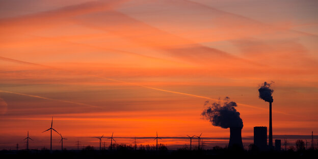 Kohlekraftwerk im niedersächsischen Mehrum in der Abendsonne Kohlekraftwerk im niedersächsischen Mehrum in der Abendsonne