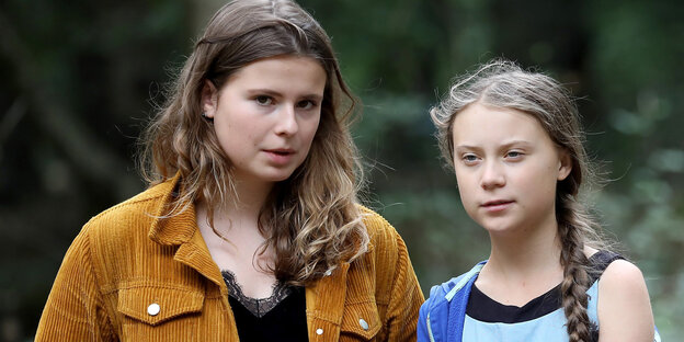 August 2019: Die Klimaschutzaktivistinnen Luisa Neubauer (l) und Greta Thunberg stehen zusammen im Hambacher Forst.