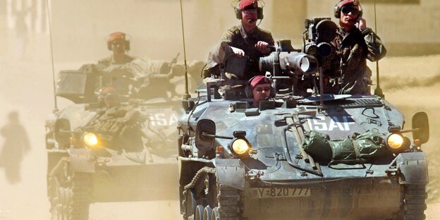 Bundeswehrsoldaten fahren in Wiesel-Panzern durch Kabul Bundeswehrsoldaten fahren in Wiesel-Panzern durch Kabul