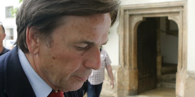 Gesicht des SP-Landeshauptmanns Franz Voves. Er blickt zu Boden. Gesicht des SP-Landeshauptmanns Franz Voves. Er blickt zu Boden.