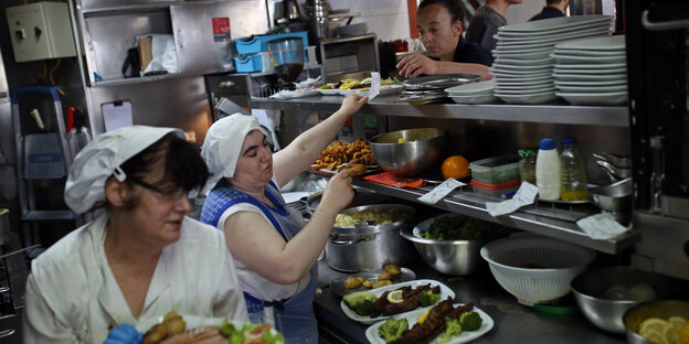 Küchenhilfen arbeiten in einem Restaurant in Lissabon Küchenhilfen arbeiten in einem Restaurant in Lissabon
