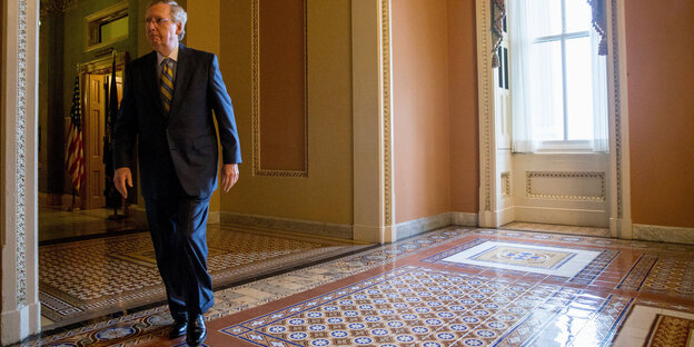 Ein Mann, Mitch McConnell, läuft durch einen Raum Ein Mann, Mitch McConnell, läuft durch einen Raum