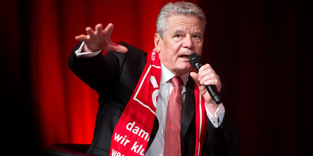 Ein Mann auf der Bühne mit Mikrofon Ein Mann auf der Bühne mit Mikrofon