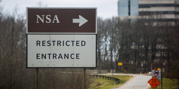 Ein Schild weist zum Hauptquartier der NSA und auf den beschränkten Zugang hin. Ein Schild weist zum Hauptquartier der NSA und auf den beschränkten Zugang hin.