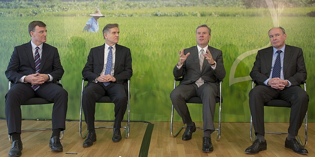 Feine Herren von Syngenta vor Reisfeld in Asien. Feine Herren von Syngenta vor Reisfeld in Asien.