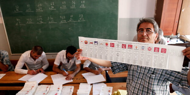 Ein Wahllokal in der türkischen Stadt Diyarbakir. Ein Wahllokal in der türkischen Stadt Diyarbakir.