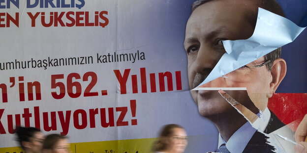 Ein halb abgerissenes Wahlplakat von Erdogan. Ein halb abgerissenes Wahlplakat von Erdogan.