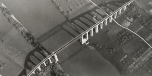 Ein Luftbildeiner Brücke.