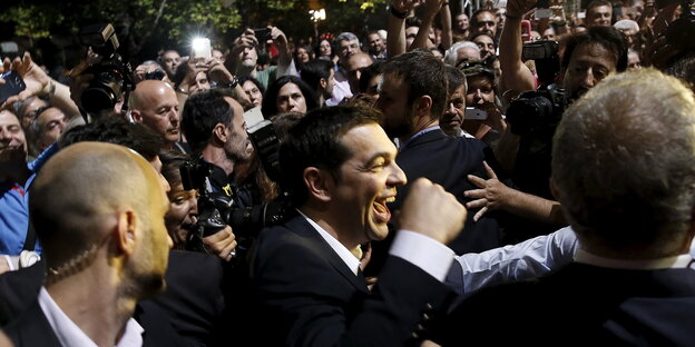 Alexis Tsipras jubelt in der Menge Alexis Tsipras jubelt in der Menge