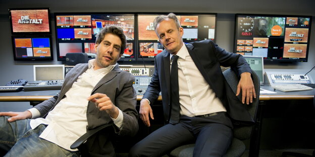 Claus von Wagner (l) und Max Uthoff sitzen vor Bildschirmen. Claus von Wagner (l) und Max Uthoff sitzen vor Bildschirmen.