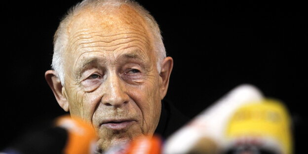 Heiner Geißler sitzt hinter Mikrofonen Heiner Geißler sitzt hinter Mikrofonen