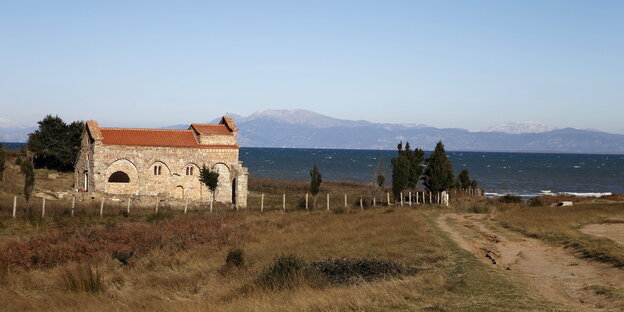 Blick auf eine Kirche in Küstennähe