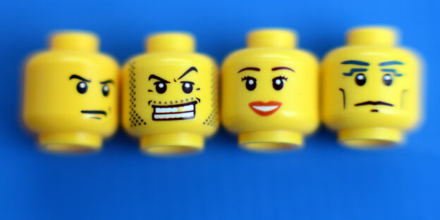 Die Köpfe von Lego-Männchen mit verschiedenen Gesichtern Die Köpfe von Lego-Männchen mit verschiedenen Gesichtern