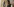 Schauspieler Regé-Jean Page als der adelige Duke in der Netflix Serie Bridgerton - im Hintergrund ein Diener mit weisser Perücke