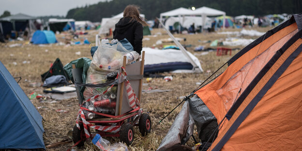 Leergutsammler auf einem Festival-Zeltplatz Leergutsammler auf einem Festival-Zeltplatz