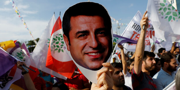 Demonstranten halten ein Foto von Selahattin Demirtaş in die Höhe