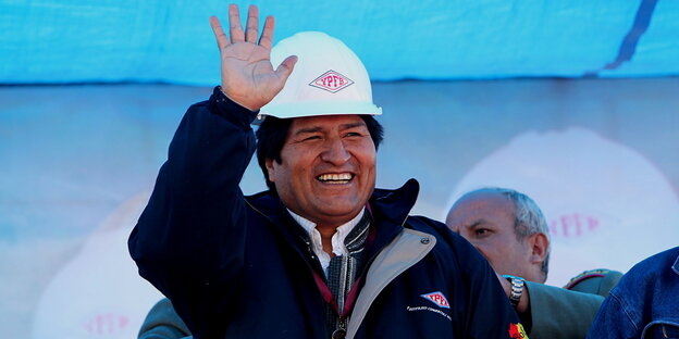 Evo Morales winkt