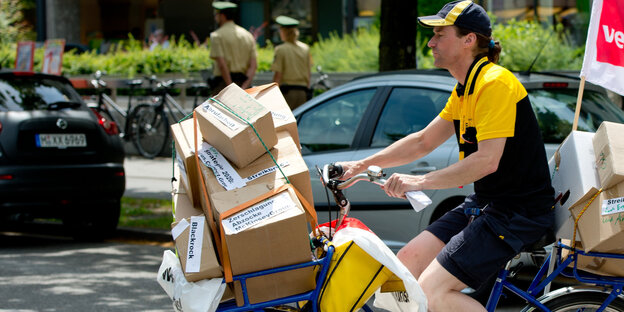 Post-Mitarbeiter auf einem Fahrrad. Post-Mitarbeiter auf einem Fahrrad.
