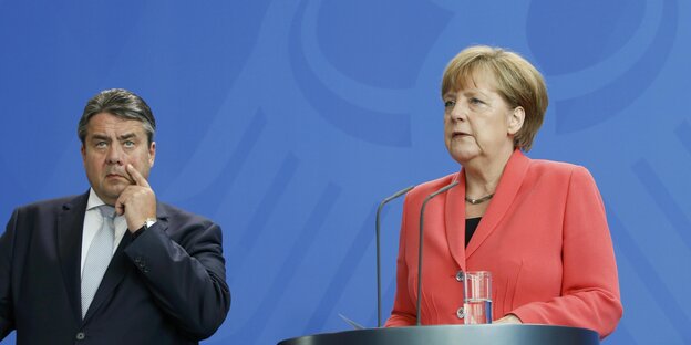 Sigmar Gabriel und Angela Merkel sprechen vor Journalisten Sigmar Gabriel und Angela Merkel sprechen vor Journalisten