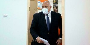 Regierungschef Bojko Borissow mit Maske und Stimmzettel