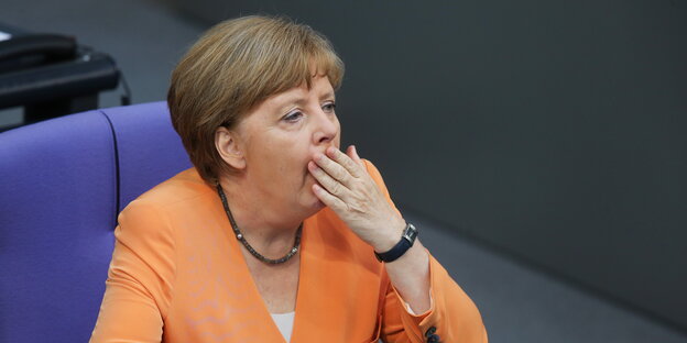 Angela Merkel mit Hand vorm Mund Angela Merkel mit Hand vorm Mund