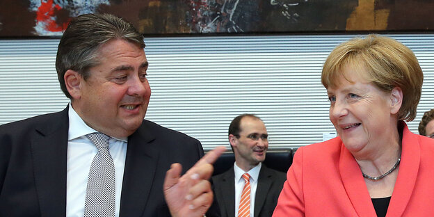 Wirtschaftsminister Gabriel lacht mit Kanzlerin Merkel Wirtschaftsminister Gabriel lacht mit Kanzlerin Merkel