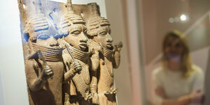 Bronze-Relief aus dem historischen Königreich Benin im Hamburger Museum für Kunst und Gewerbe