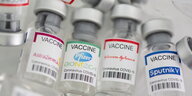 Ampullen mit verschiedenen Covid-19-Impfstoffen