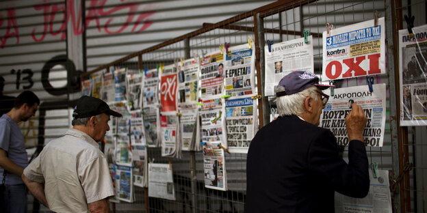 Menschen lesen Zeitung in Athen Menschen lesen Zeitung in Athen