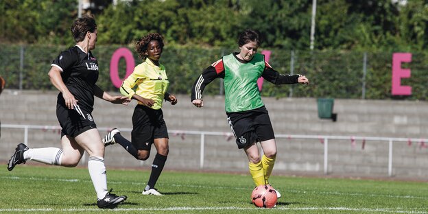 Kabiratou Nassam auf dem Platz zwischen zwei Spielerinnen Kabiratou Nassam auf dem Platz zwischen zwei Spielerinnen