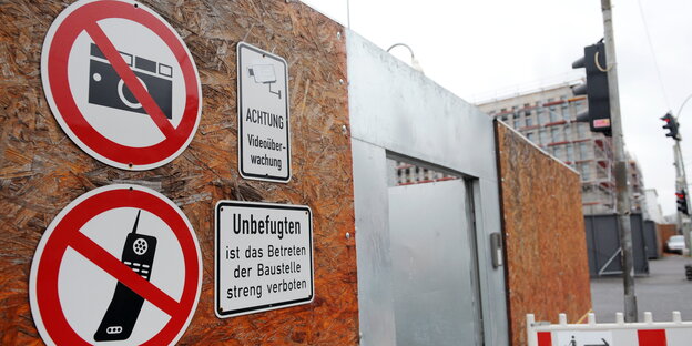 Bauzaun der zukünftigen BND-Zentrale mit Verbotsschildern Bauzaun der zukünftigen BND-Zentrale mit Verbotsschildern