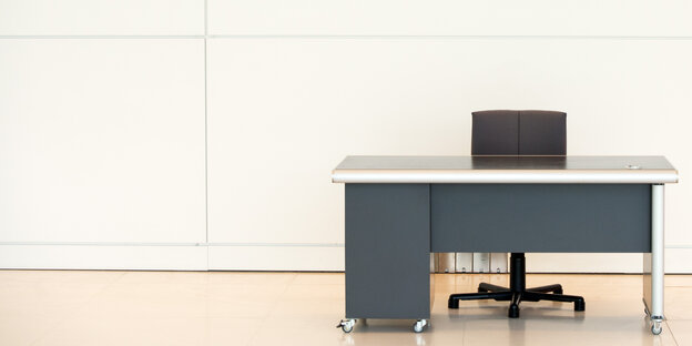 Leerer Bürotisch. Leerer Bürotisch.