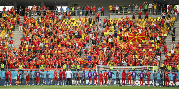 Die nordmazedonische Fußballauswahl steht vor der Tribüne und winkt ihren Fans zu