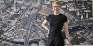 Regula Lüscher vor einem Luftbild von Berlin-Mitte