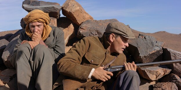 Ein Mann mit einem Turban und einer mit Gewehr