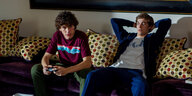 Zwei Jugendiche sitzen auf einem Sofa und Zocken. Das Bild stammt aus der Netflix-Serie Baby