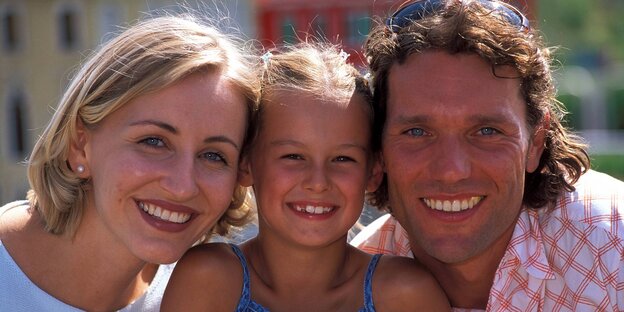 Eine Familie. Von links: Mutter, Tochter und Vater. Eine Familie. Von links: Mutter, Tochter und Vater.