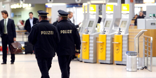 Zwei Polizisten am Hamburger Flughafen. Zwei Polizisten am Hamburger Flughafen.