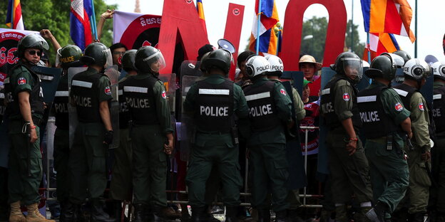 Polizisten drängen Demonstraten zurück Polizisten drängen Demonstraten zurück