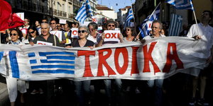 Demonstranten mit Troika-Banner