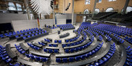 Der leere Plenarsaal des Bundestags vor der Sitzung.