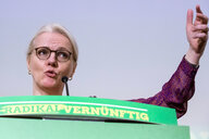 Regine Günther an Rednerpult, Aufschrift: "Radikal Vernünftig"
