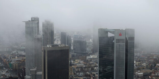 Skyline des Frankfurter Bankenzentrums im Nebel. Skyline des Frankfurter Bankenzentrums im Nebel.
