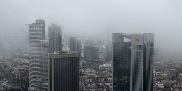 Skyline des Frankfurter Bankenzentrums im Nebel.