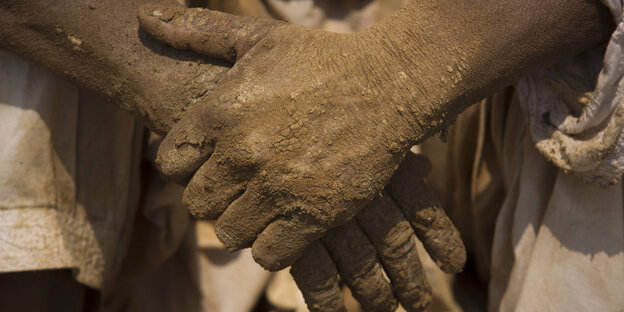 Von Addis nichts zu erwarten: Hände einer Arbeiterin in einer Ziegelfabrik in Pakistan. Von Addis nichts zu erwarten: Hände einer Arbeiterin in einer Ziegelfabrik in Pakistan.