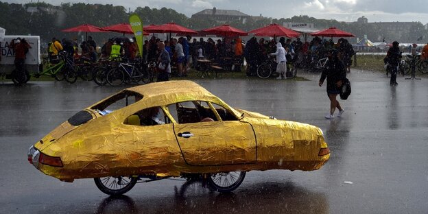 Protest gegen die IAA miteinem selbstgebauten, goldenen Porsche