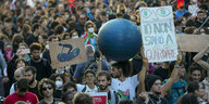 Demonstrantinnen in Rom halten Transparente hoch
