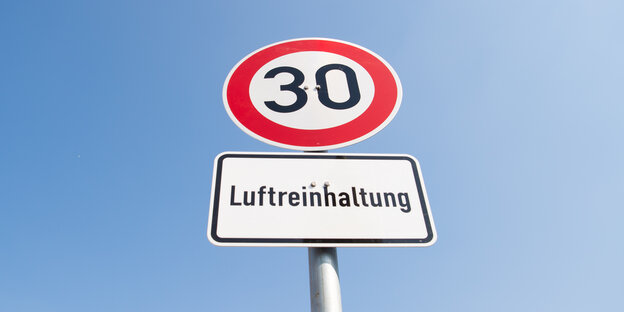 Schild "Tempo 30 Luftreinhaltung"