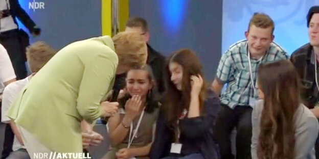Angela Merkel mit Reem und anderen Schülern Angela Merkel mit Reem und anderen Schülern
