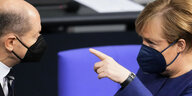 Die geschäftsführende Kanzlerin Merkel zeigt auf Kanzlerkandidat Scholz.